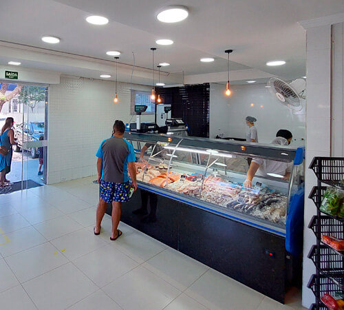 Cliente comprando peixe em Curitiba